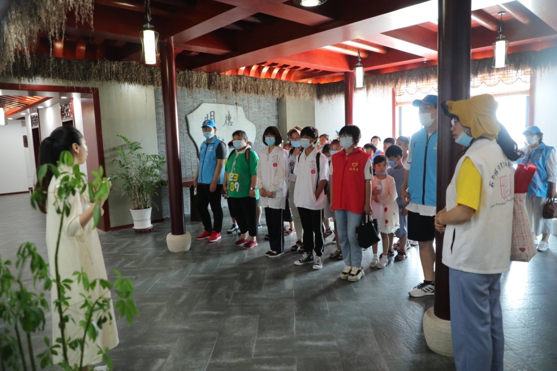 石岛芬芳青少年社工中心走进明德学院