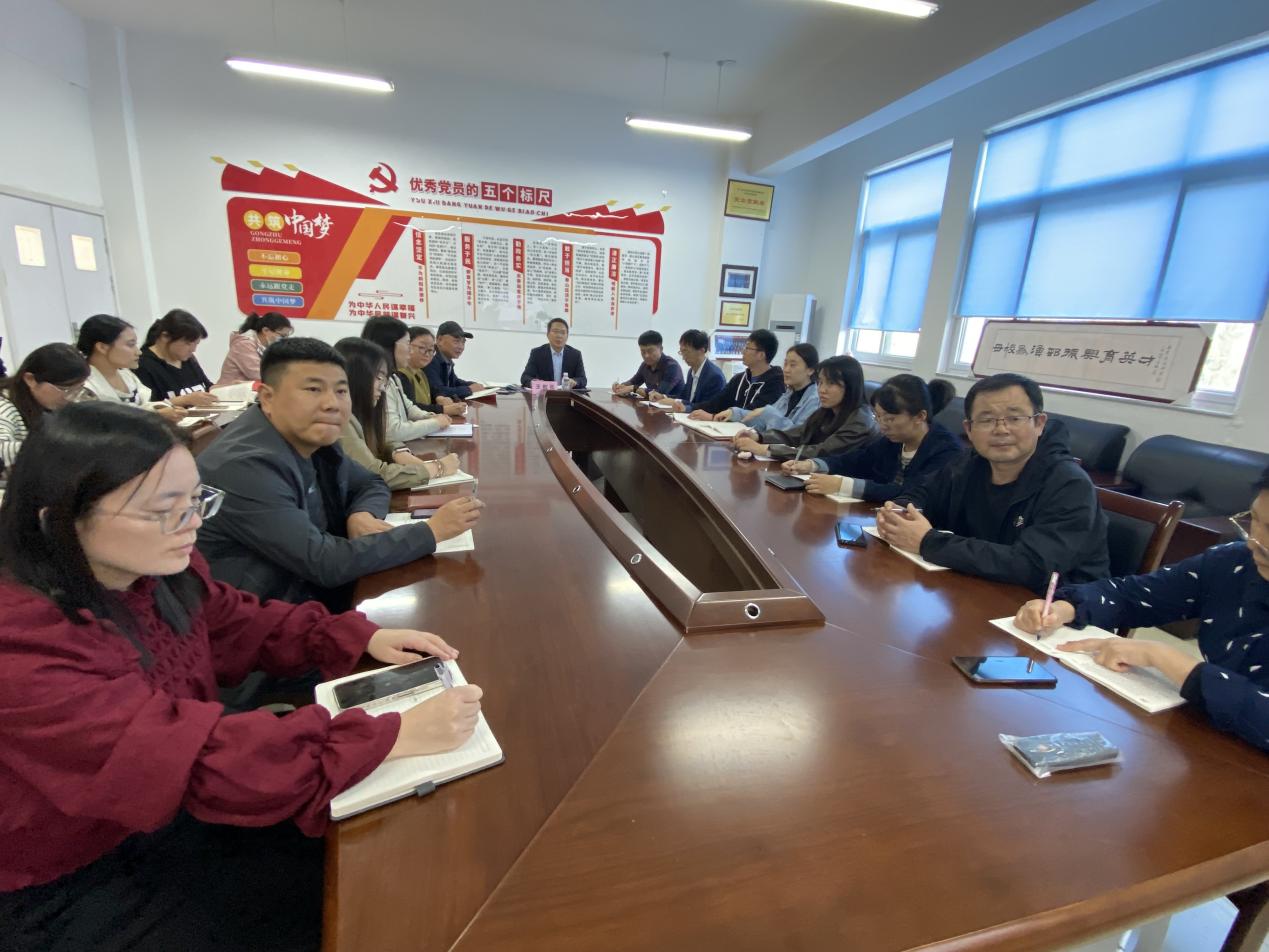 王乾亮为海洋生物系全体党员上专题党课