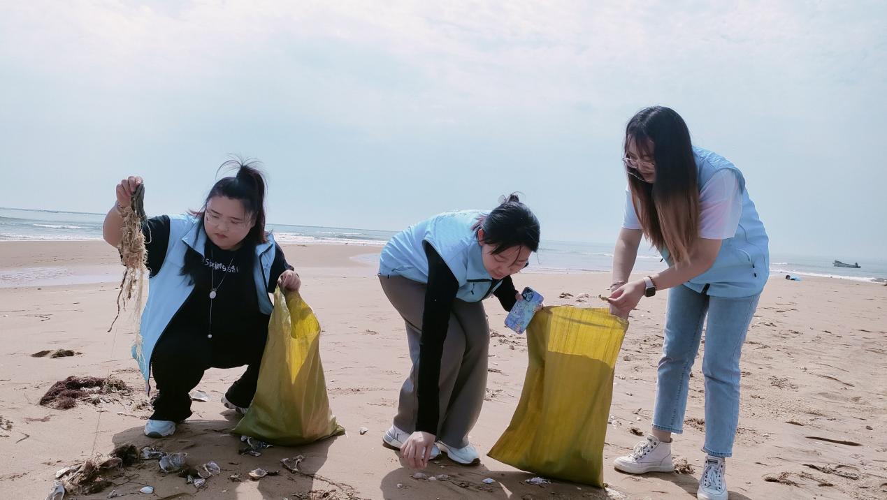 海滩清洁活动现场
