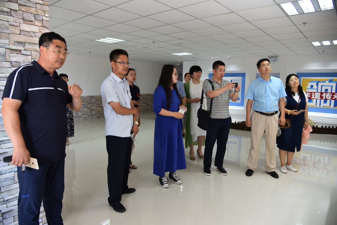 威海民盟成员到明德学院观摩学习