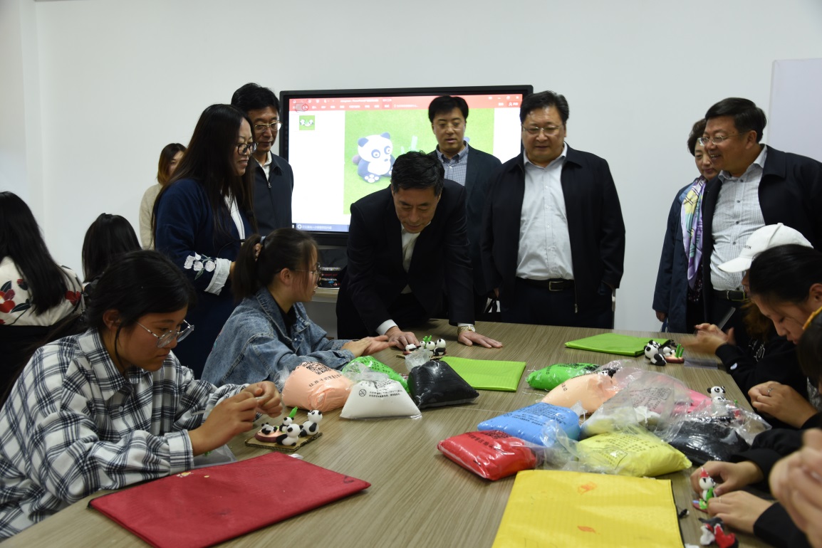 威海市宣传部部长刘广华一行参观考察明德学院