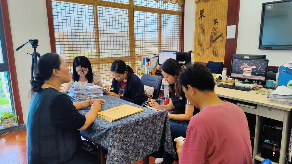 明德学院召开师德集中学习及部门期末工作会议