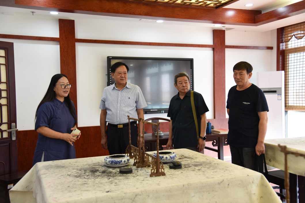 明德学院举办文化顾问聘请活动暨威海市中华传统文化促进会书画作品捐赠仪式