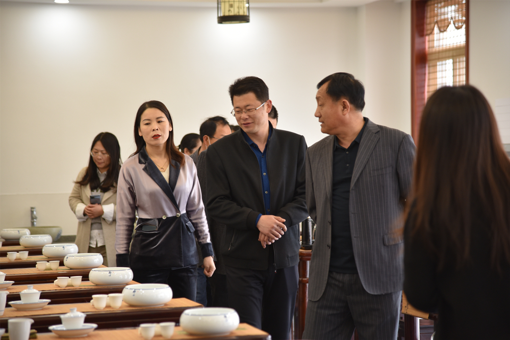 荣成市三十二中梁德华校长一行到访明德学院