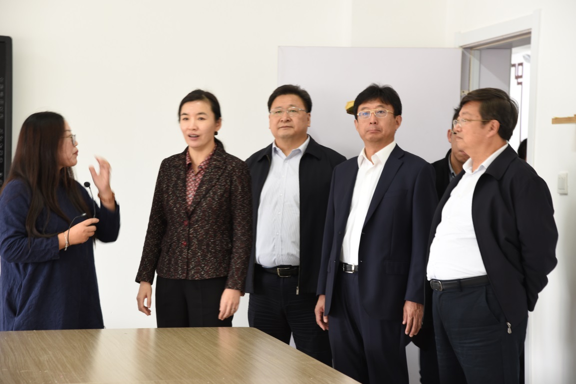 威海市委副书记张宏伟参观考察明德学院
