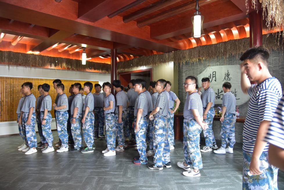 青岛西海岸航海职业学校师生到明德学院观摩考察