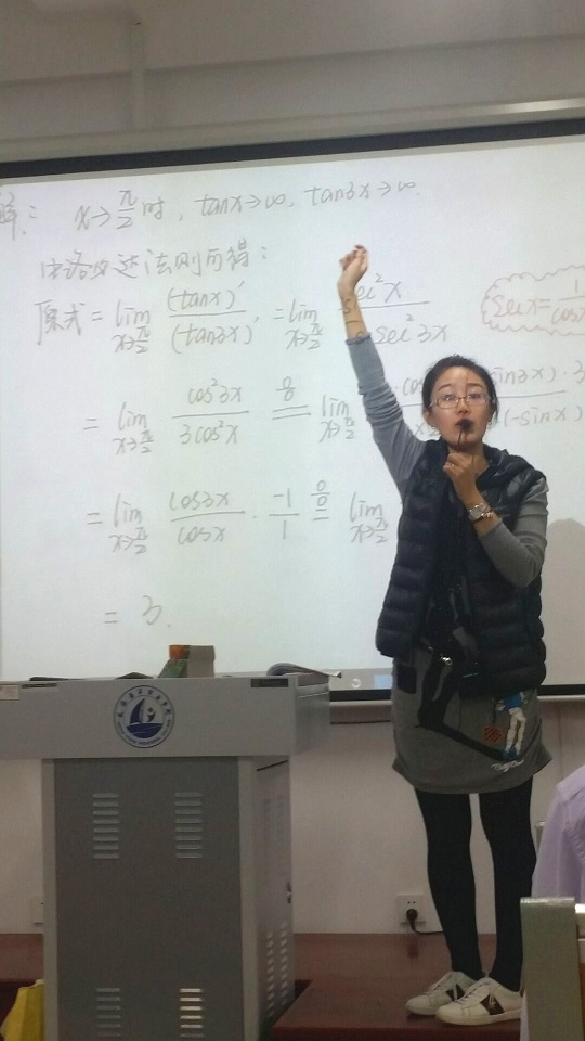 基础工作部商佩佩工作照-给学生授课.jpg 基础工作部商佩佩工作照-给学生授课.jpg