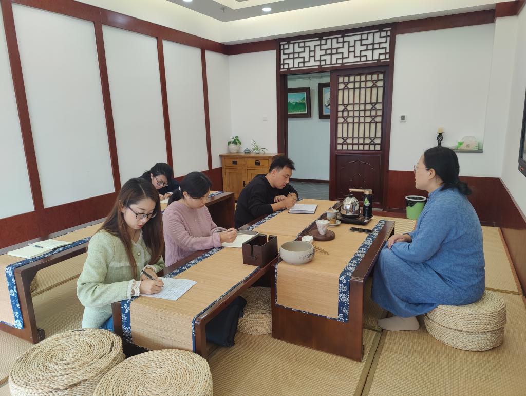 明德学院召开疫情防控及意识形态常态化建设会议