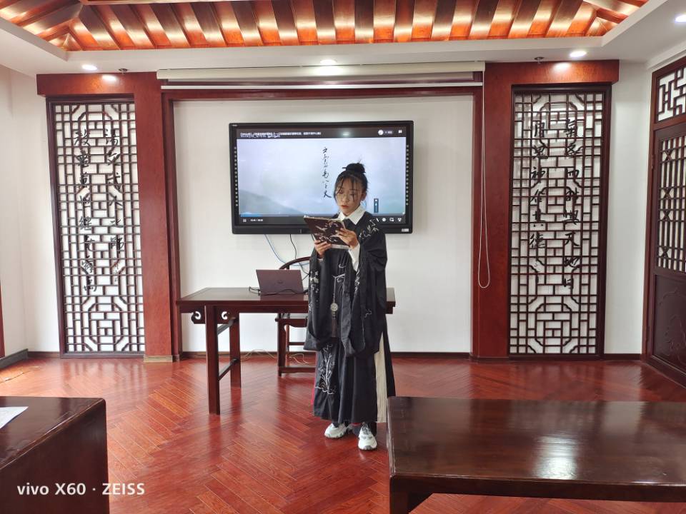 雅悦吟诵社举办“经典诵读”、“红歌传唱”系列比赛